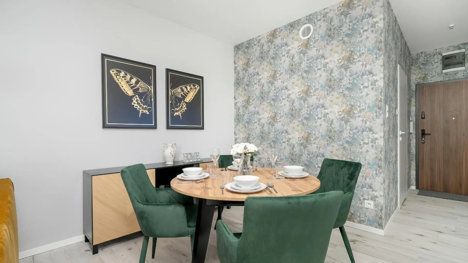 Beautiful Apartment With Balcony & Free Garage By Noclegi Renters Poznan 0*,  Poland